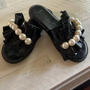 Black slid with pearl